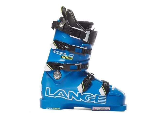 Plug Ski Boots vs Normal Ski Boots: What’s the Difference?
