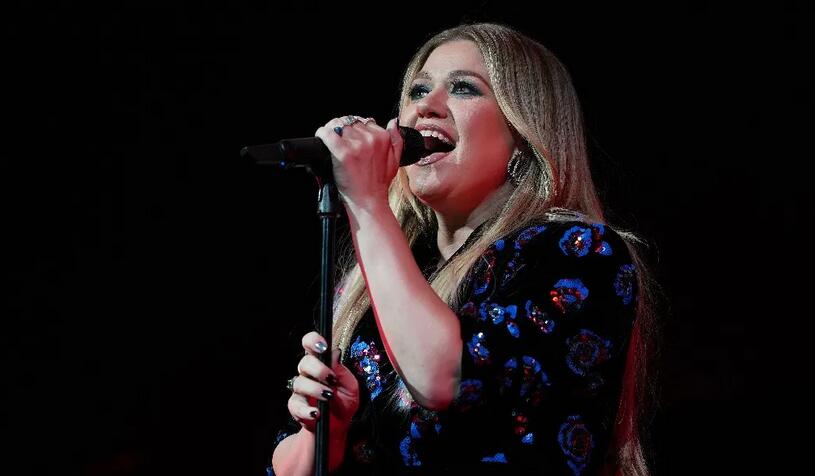 Kelly Clarkson Soars in 5-Inch Heeled Boots at Audacy’s We Can Survive Event